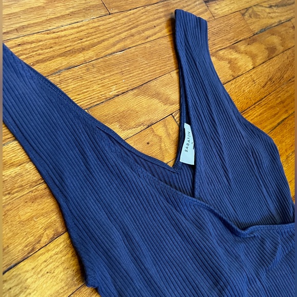 Babaton V-Neck Body Suit - M - Picture 3 of 5